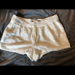 ❤️ Forever 21 ivory lace short shorts. Size M.